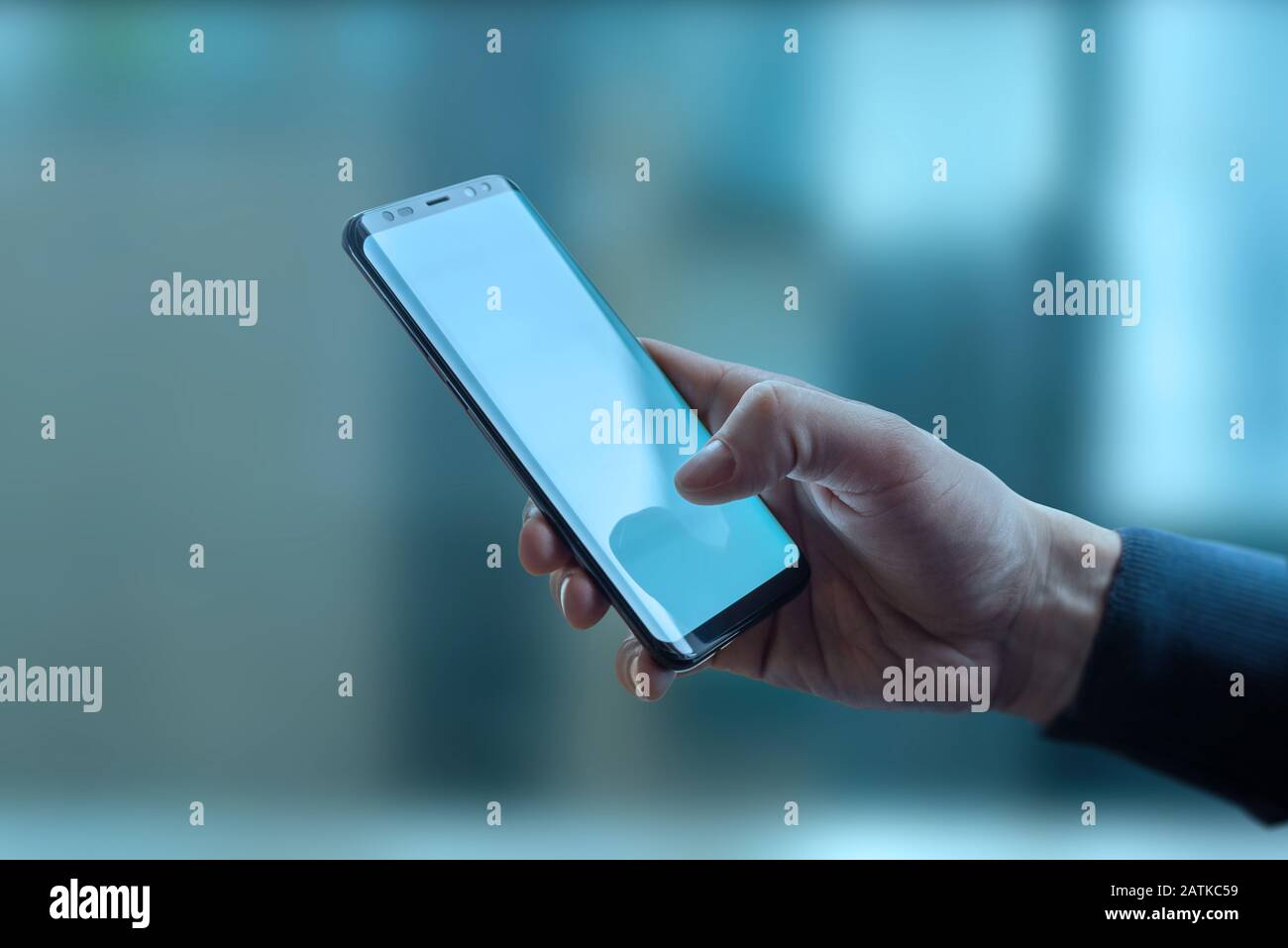 Mann mit Smartphone. Nahaufnahme mit abstraktem Tehnologiehintergrund. Globales Verbindungskonzept Stockfoto