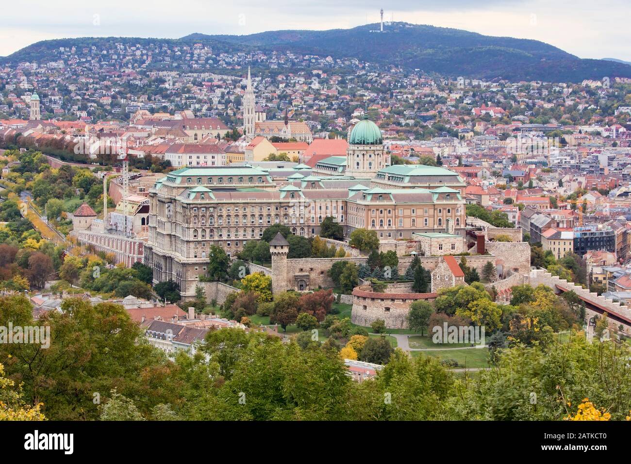 Blick auf den Königspalast der Buda-Burg auf der südlichen Spitze des Burghügels auf der Buda-Seite von Budapest, Ungarn. UNESCO-Weltkulturerbe. Stockfoto