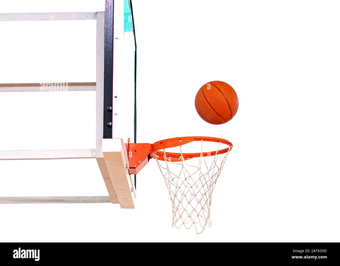 Korbball im Netz isoliert auf weißem Hintergrund Stockfoto