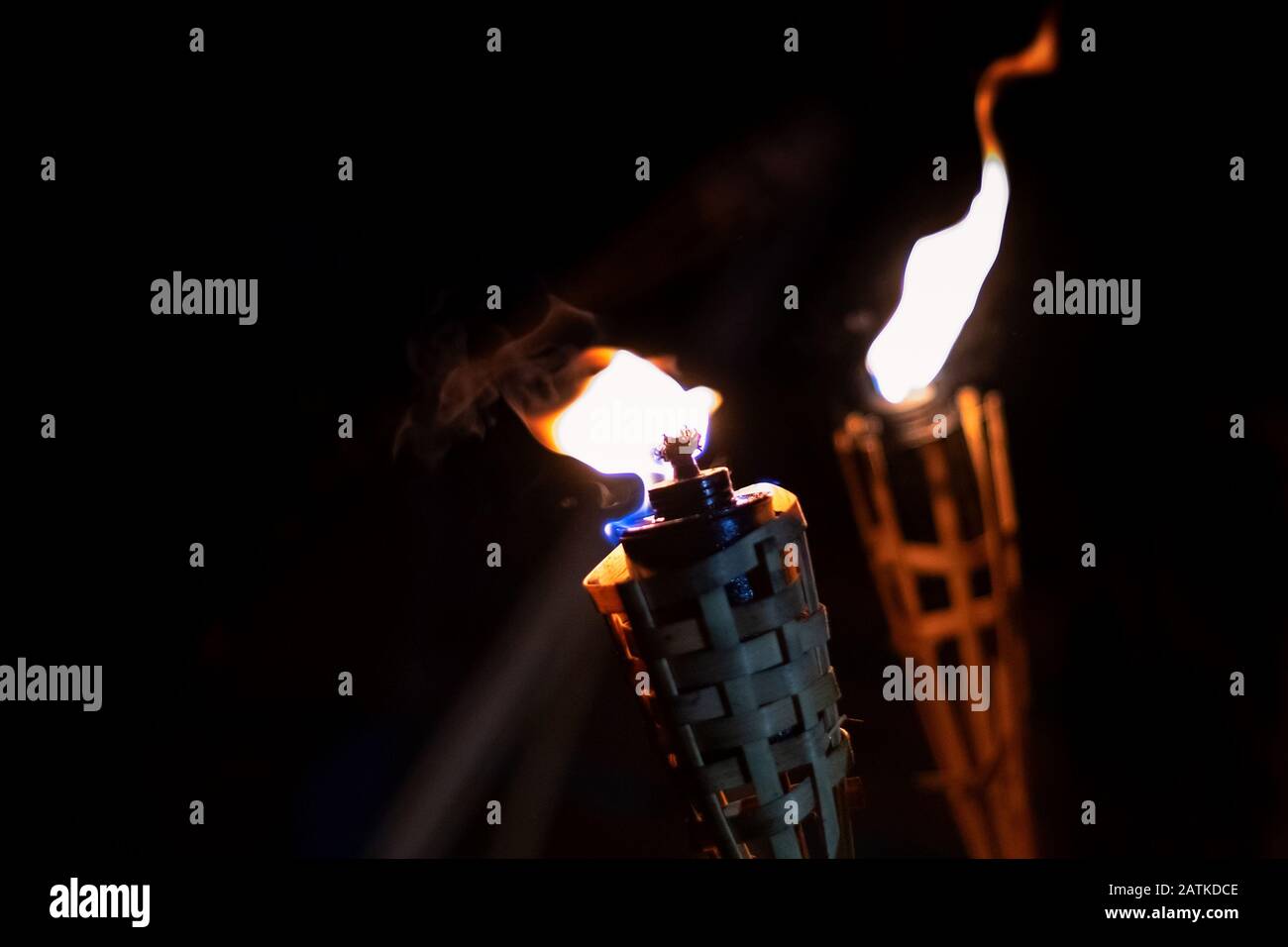 Flammen einer Fackeln im Dunkeln auf schwarzem Grund, nur die Brände sind sichtbar Stockfoto