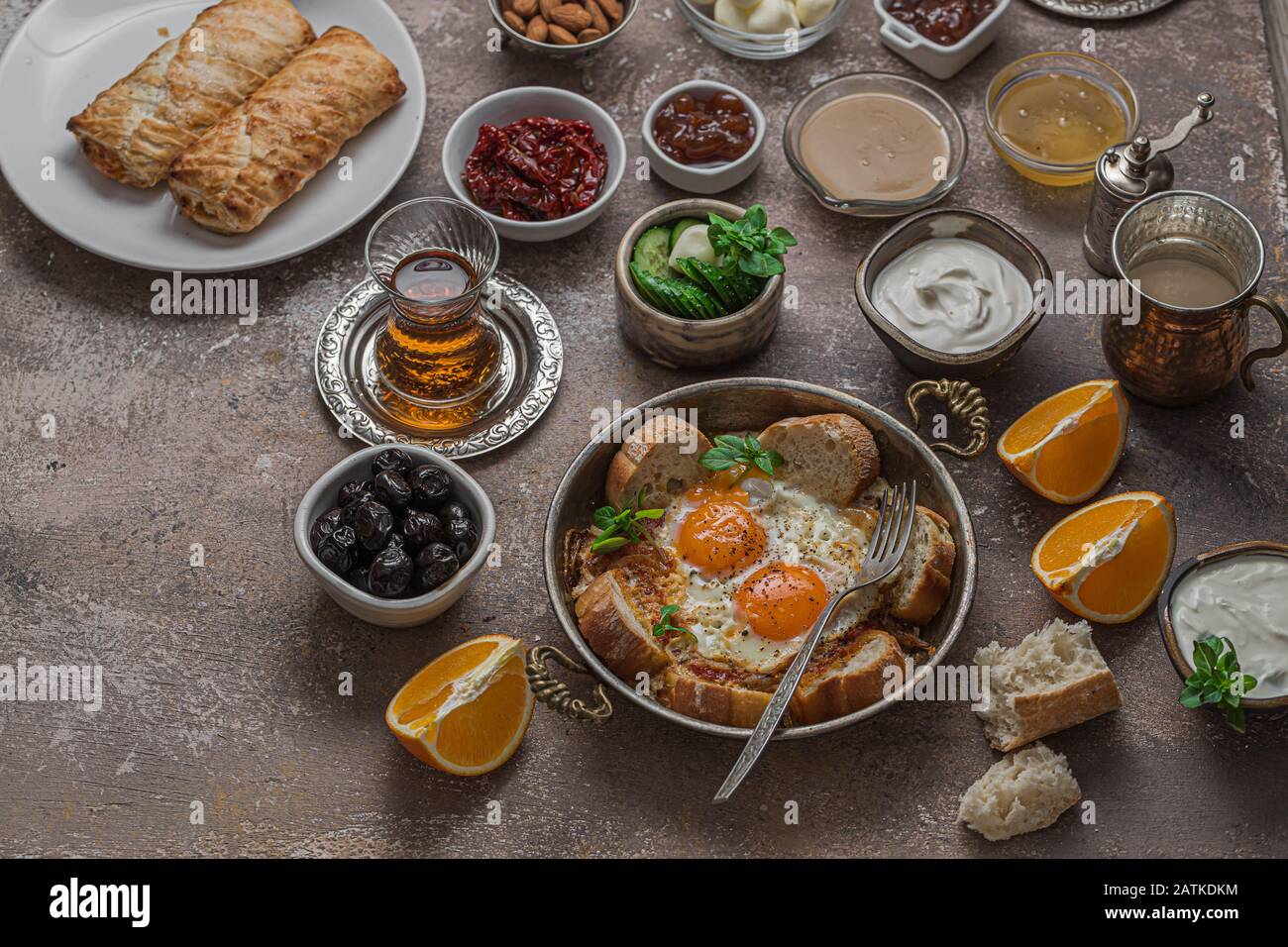Verschiedene kleine Gerichte zum türkischen Frühstück, Kopierplatz Stockfoto