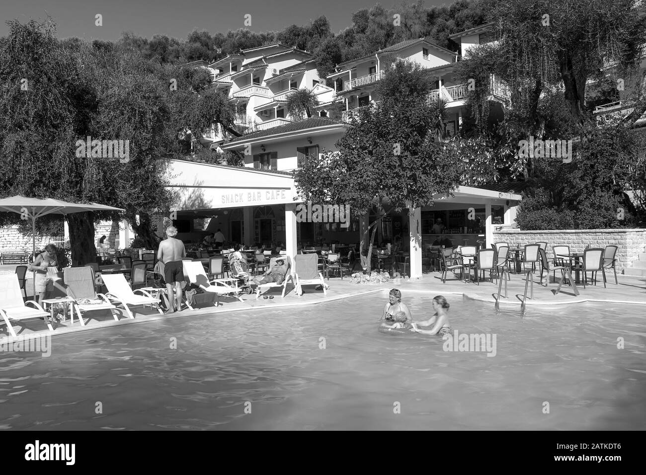 Urlauber im Valtos Beach Hotel in Barga genießen am herrlichen Oktobertag im Nordwesten Griechenlands Entspannung und Schwimmen im Außenpool. Stockfoto