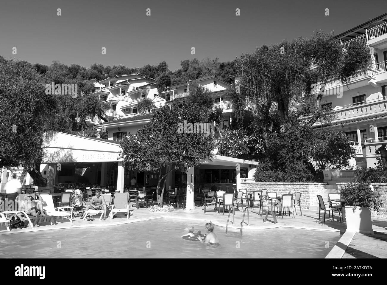 Urlauber im Valtos Beach Hotel in Barga genießen am herrlichen Oktobertag im Nordwesten Griechenlands Entspannung und Schwimmen im Außenpool. Stockfoto