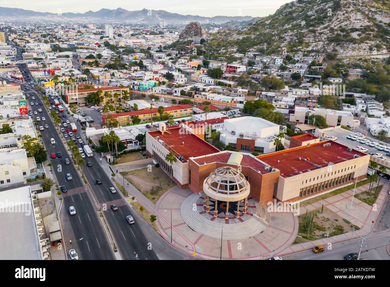 Vista Aerea De Procuraduria General De Justicia Del Estado De Sonora Bulevard Rosales Bulevar Serna En El Centro De Hermosillo Sonora Trafico Ciudad Paisaje De Ciudad Foto Luis Gutierrez Nortephoto Com Stockfotografie