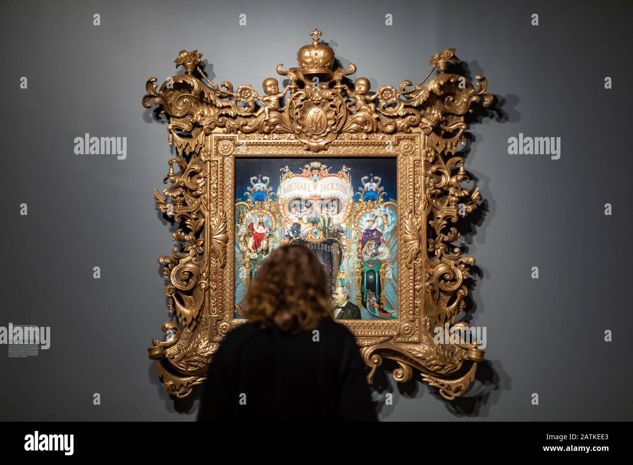 Braune Frau mit Blick auf Das Acrylgemälde "King of Pop" von Mark Ryden bei Michael Jackson: On the Wall im Espoo Museum of Modern Art Stockfoto