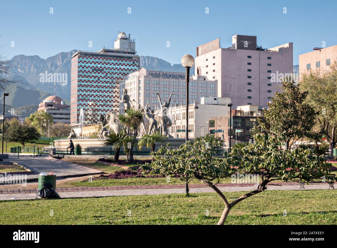 Fuente de Neptuno oder Neptun Fountain und Skyline der Stadt auf dem Macroplaza Platz im Barrio Antiguo Viertel von Monterrey, Nuevo Leon, Mexiko. Stockfoto