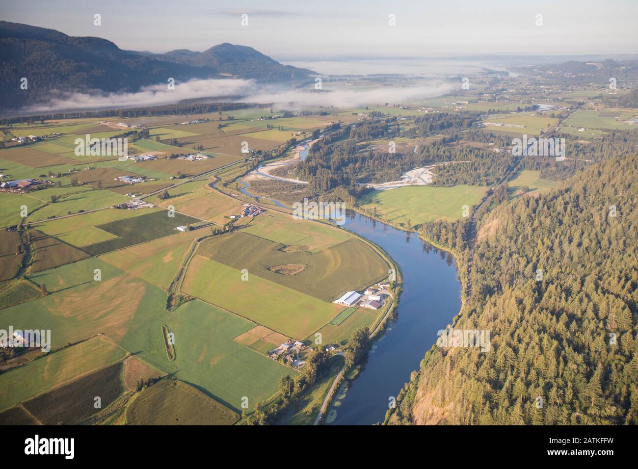 Blick hinunter auf Bauernhöfe in Deroche, Mission, B.C. Stockfoto
