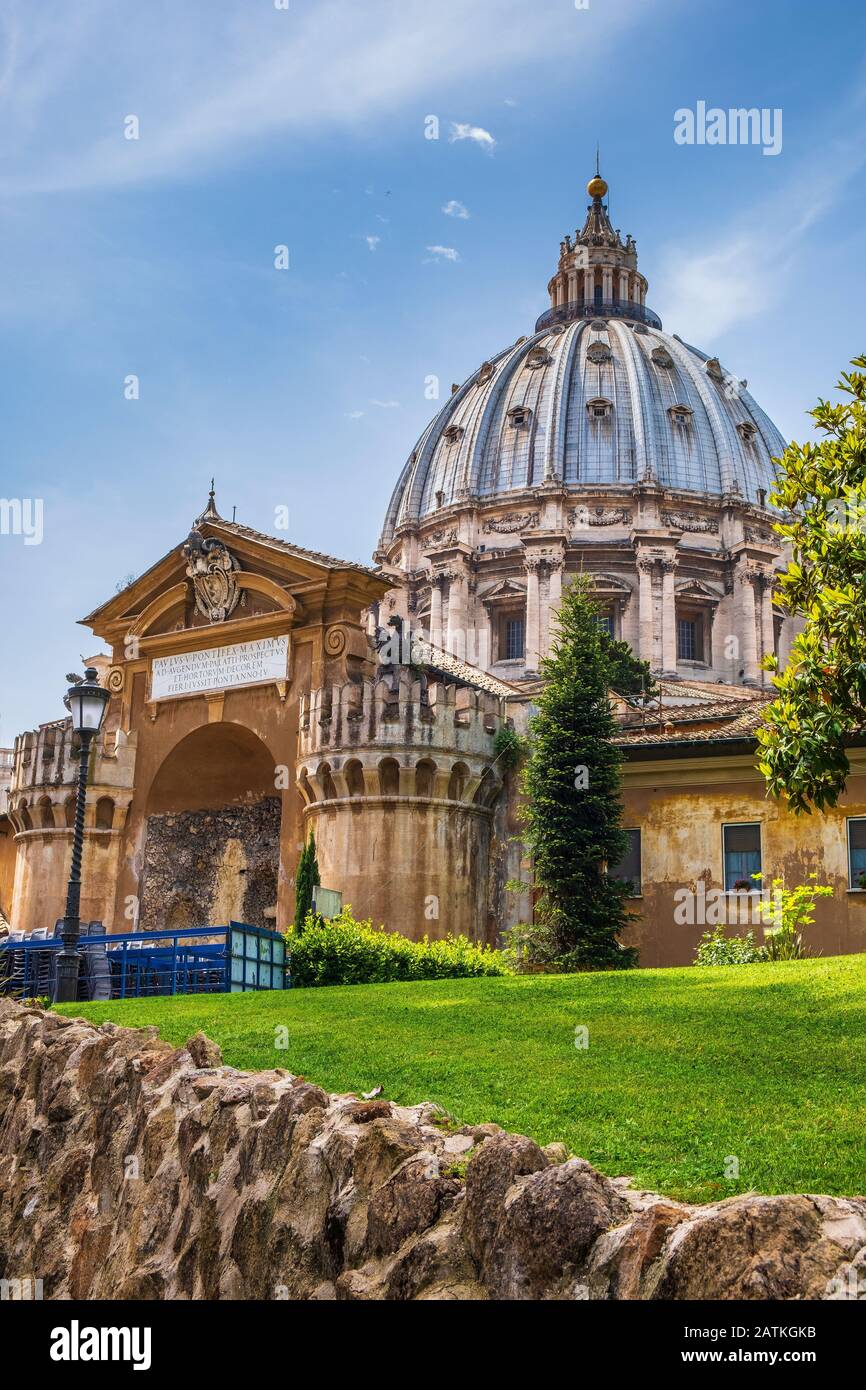 Fontana del bramante e del bernini Fotos und Bildmaterial in hoher