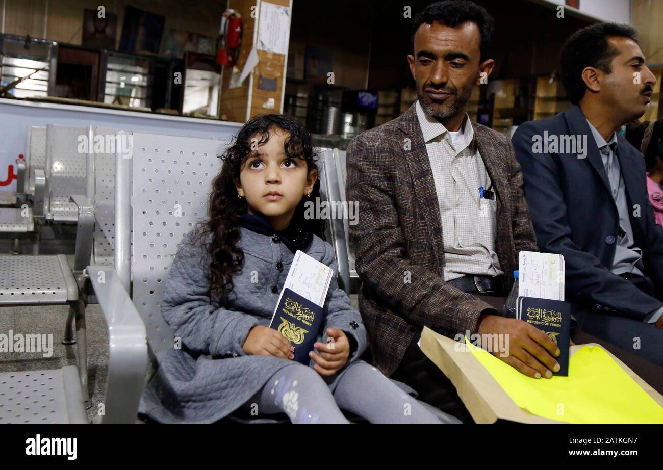 (200203) -- SANAA, 3. Februar 2020 (Xinhua) -- EIN jemenitisches Mädchen sitzt bei ihrem Vater, während sie auf den medizinischen Flug auf dem Sanaa International Airport in Sanaa, Jemen am 3. Februar 2020 warten. Die Weltgesundheitsorganisation (WHO) gab am Montag bekannt, dass der erste Flug mit jemenitischen Patienten, die sich in kritischem Behandlungsbedarf befinden, die von Rebellen gehaltene Hauptstadt Sanaa verlassen hat. (Foto von Mohammed Mohammed/Xinhua) Stockfoto