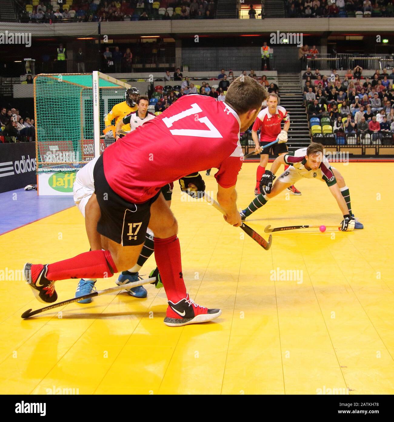London, Großbritannien - 2. Februar 2020 Harry TRUSLER schlägt im Finale Der Jaffa Super 6 in der Copper Box Arena für Holcombe den Ball herüber Stockfoto
