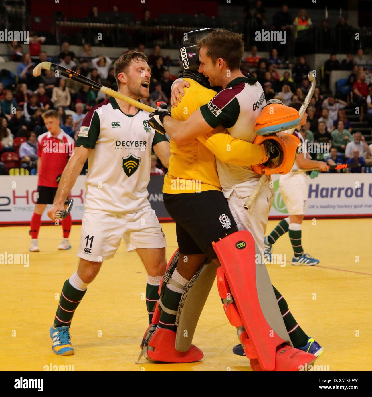 London, Großbritannien - 2. Februar 2020 Surbiton feiert den Gewinn des Herrenfinales der Jaffa Super 6 in der Copper Box Arena Queen Elizabeth Olympic Stockfoto