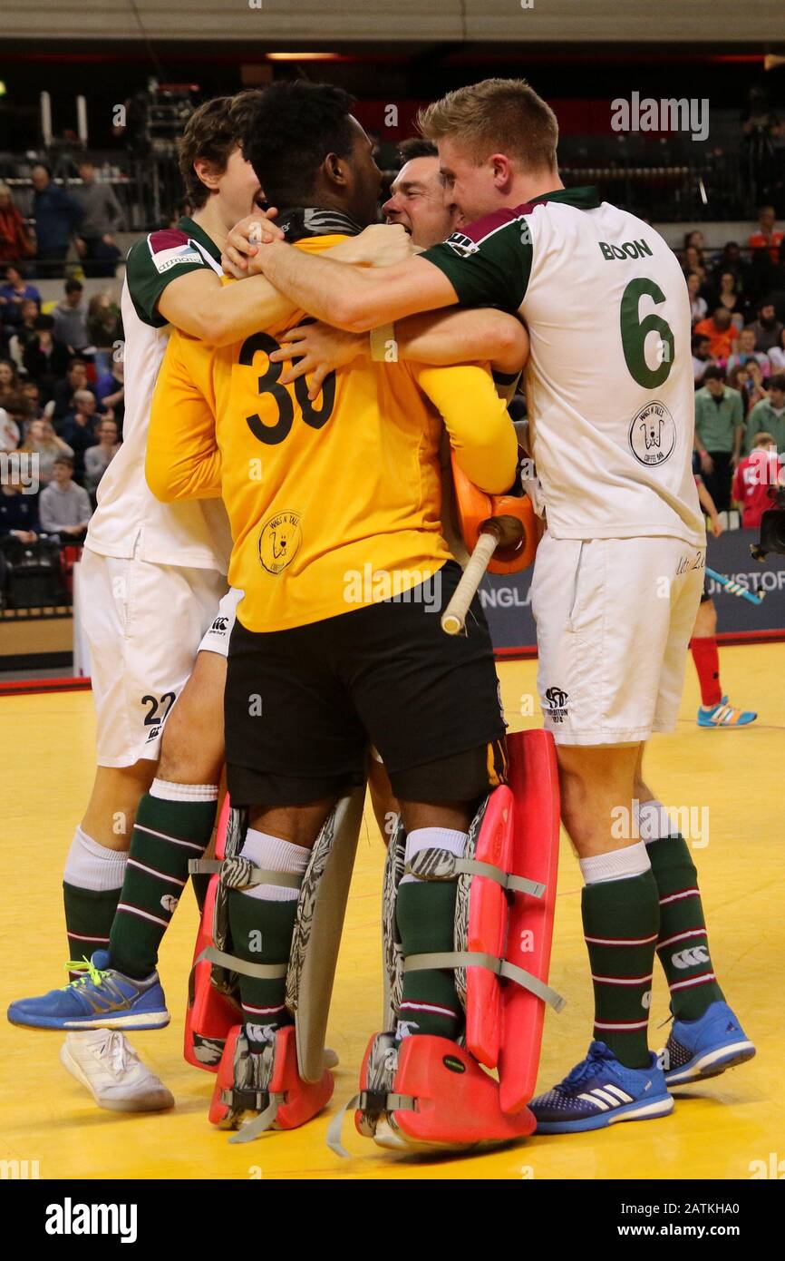 London, Großbritannien - 2. Februar 2020 Surbiton feiert den Gewinn des Herrenfinales der Jaffa Super 6 in der Copper Box Arena Queen Elizabeth Olympic Stockfoto