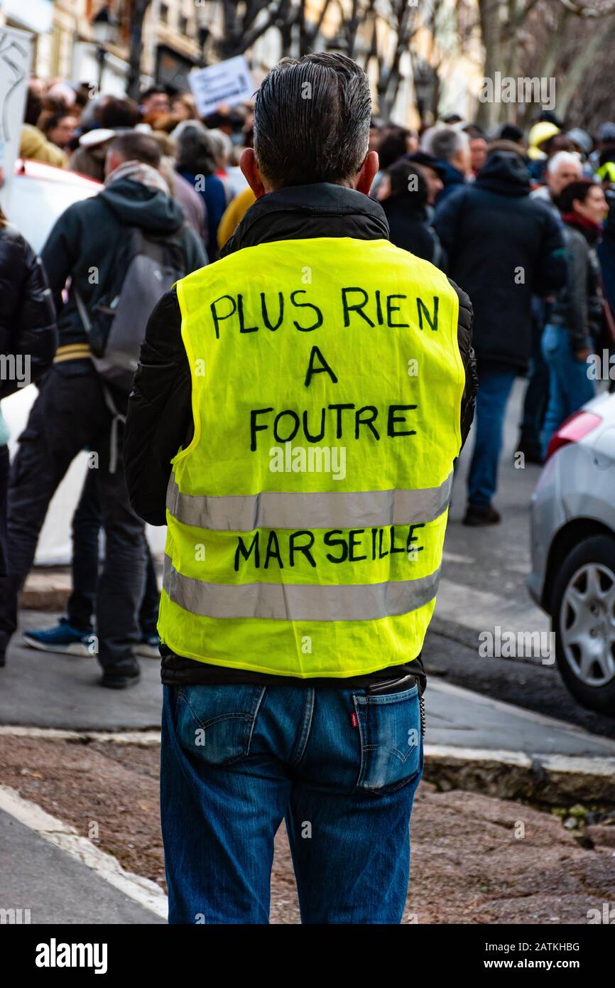 Marseille, Frankreich - 25. Januar 2020: Ein Protestler, der während der "arche de la colère" ("der marsch der Wut") eine gelbe Weste trägt, was Wohnungsfragen betrifft Stockfoto