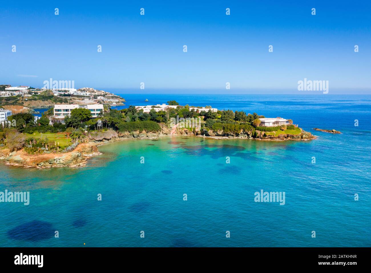 Das kleine Dorf mit einzigartigen Stränden und dem berühmten Ferienort Agia Pelagia, Heraklion, Crete, Griechenland. Stockfoto