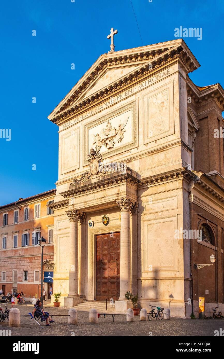 ROM, Italien - 2019/06/15: St. Salvatore an der Lorbeerkrankirche - Chiesa di San Salvatore in Lauro - an der Via dei Vecchiarelli im Stadtteil Ponte Stockfoto