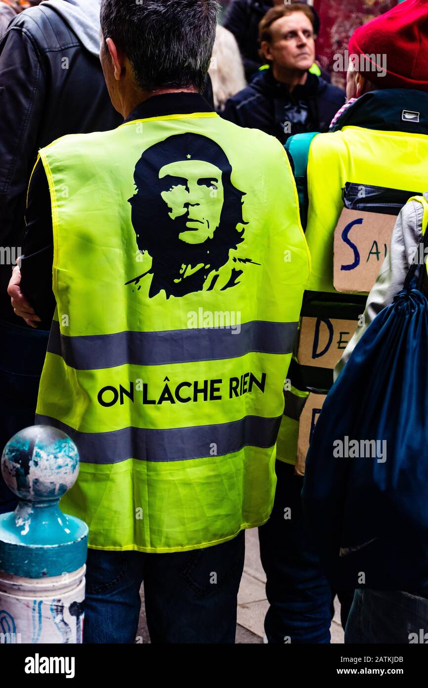 Marseille, Frankreich - 25. Januar 2020: Ein Protestler, der während einer "arche de la colère" ("der marsch der Wut") eine gelbe Weste trägt, was die Wohnungsfrage betrifft Stockfoto