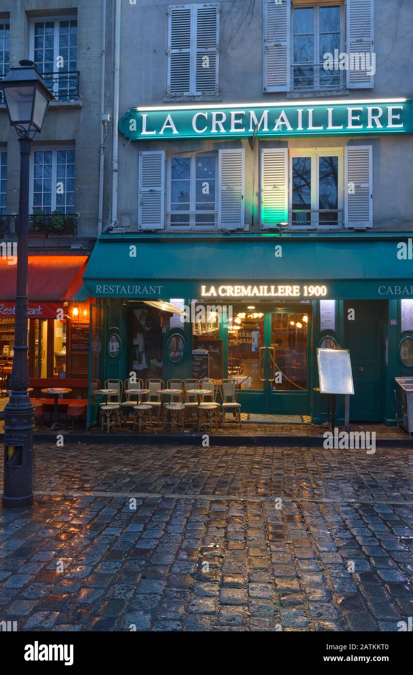 La Cremaillere 1900 am regnerischen Morgen. Es ist ein traditionelles französisches Restaurant im Viertel Montmartre, Paris, Frankreich. Stockfoto
