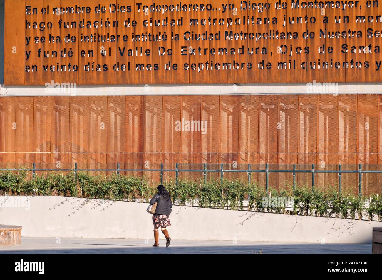 Eine Frau geht am Santa Lucia Riverwalk im Museum of the Northeast oder im Museo del Noreste neben dem Macroplaza Grand Plaza im Barrio Antiguo in Monterrey, Nuevo Leon, Mexiko vorbei an einem Kunstwerk. Stockfoto