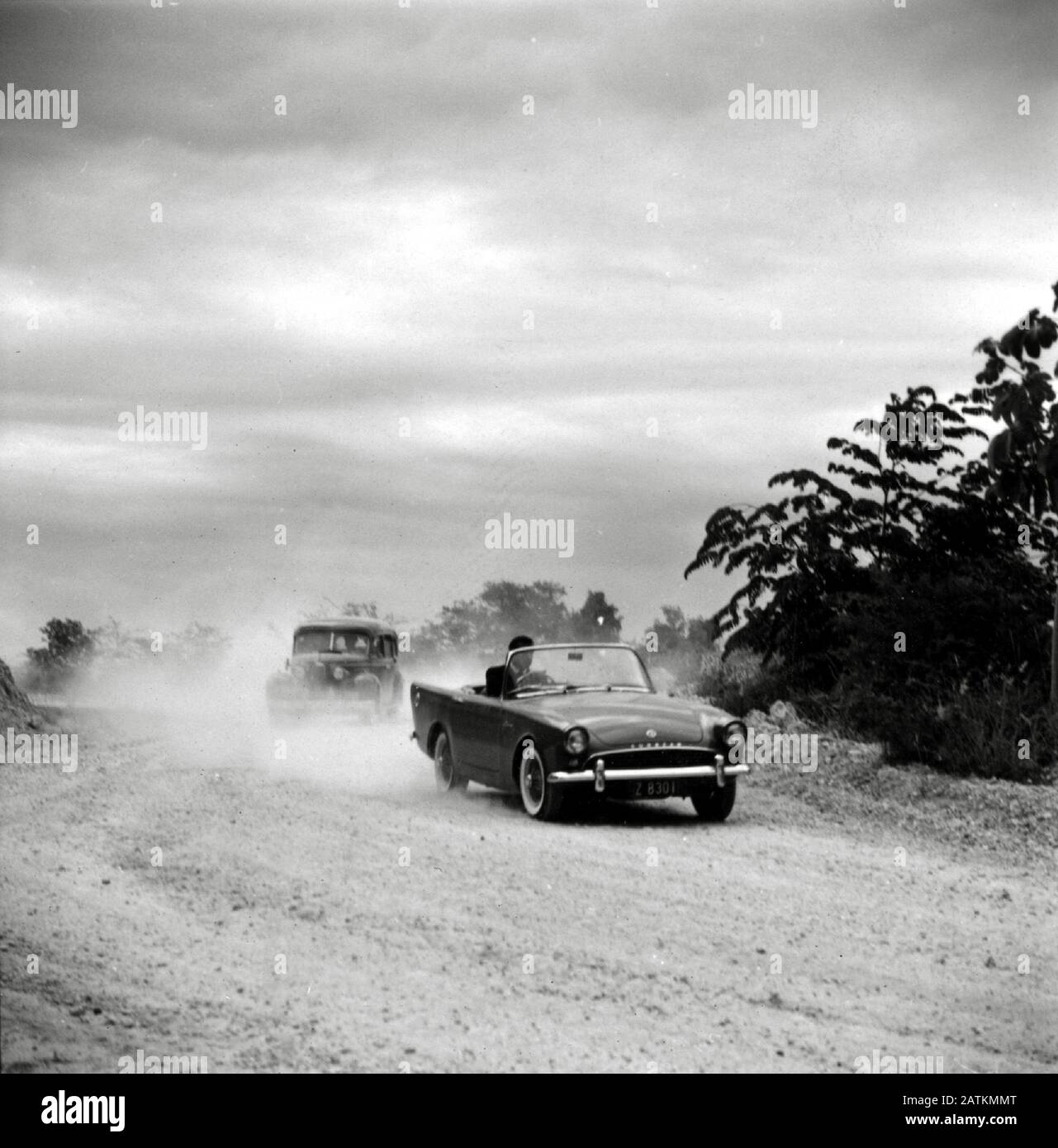 Der erste James-Bond-Wagen, Sunbeam Alpine, wird von Connery gefahren, während er von Den Drei Blinden Mäusen gejagt wird. 'R. No' (1962) United Artists File Reference # 33962-188 THA Stockfoto