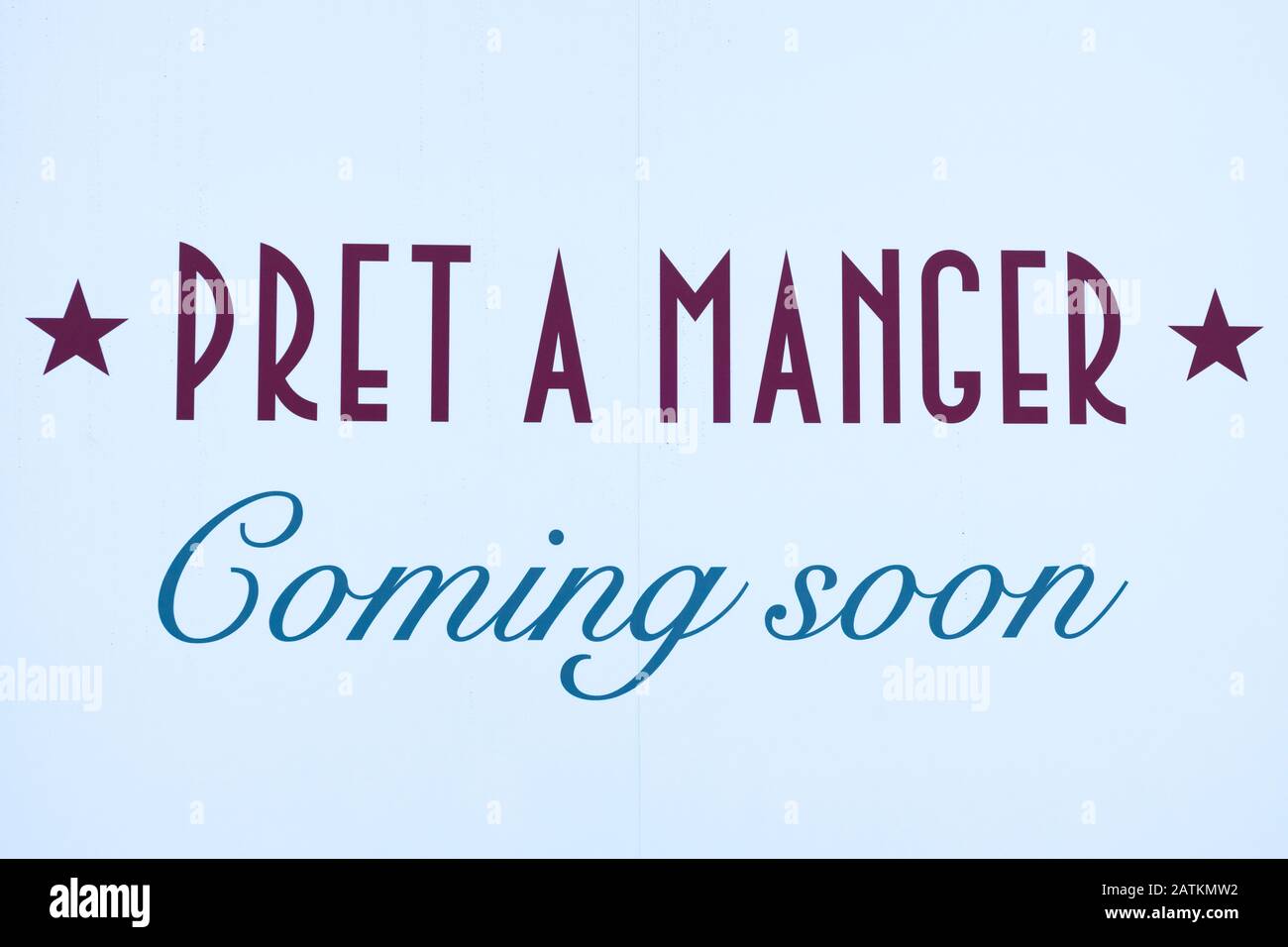 Pret A Manger demnächst erhältlich Text auf Weiß als Ankündigung der Eröffnung eines neuen Outlet Stores in London, Großbritannien ab 2020 Stockfoto