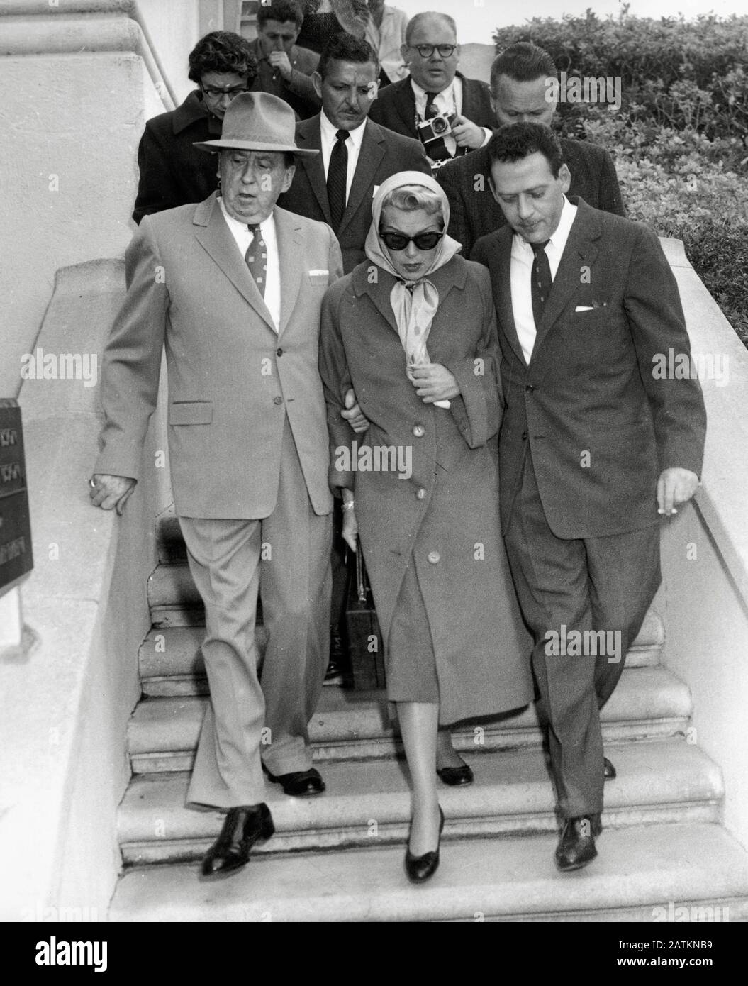 Lana Turner und Rechtsanwalt Jerry Geisler beim Johnny Stompanato Mordprozess (1958) Cinema Publishers Collection Aktenzeichen # 33962-117 THA Stockfoto