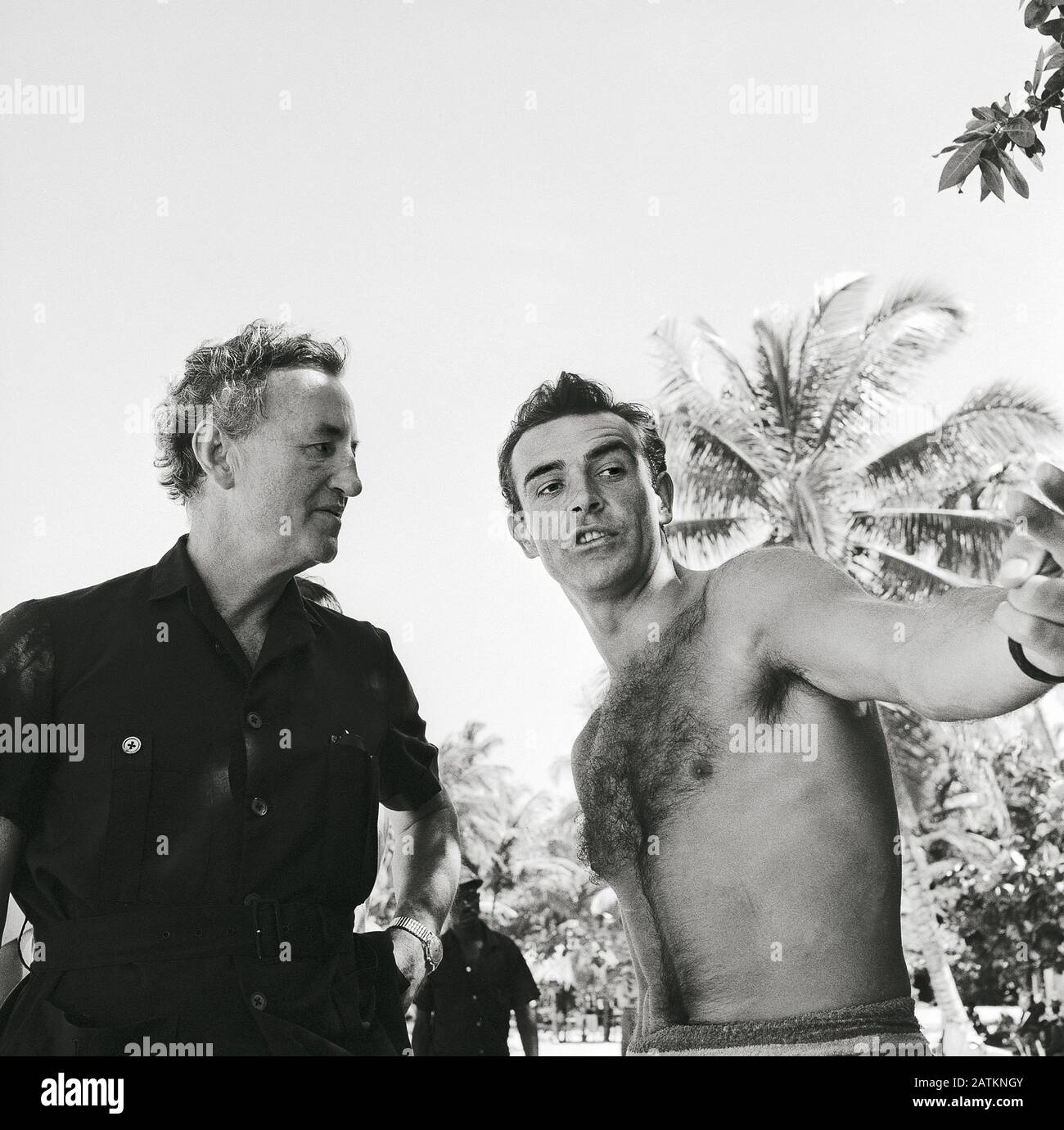 Ian Fleming und Sean Connery auf dem Set von "Dr. No' (1962) Aktenzeichen # 33962-102THA Stockfoto