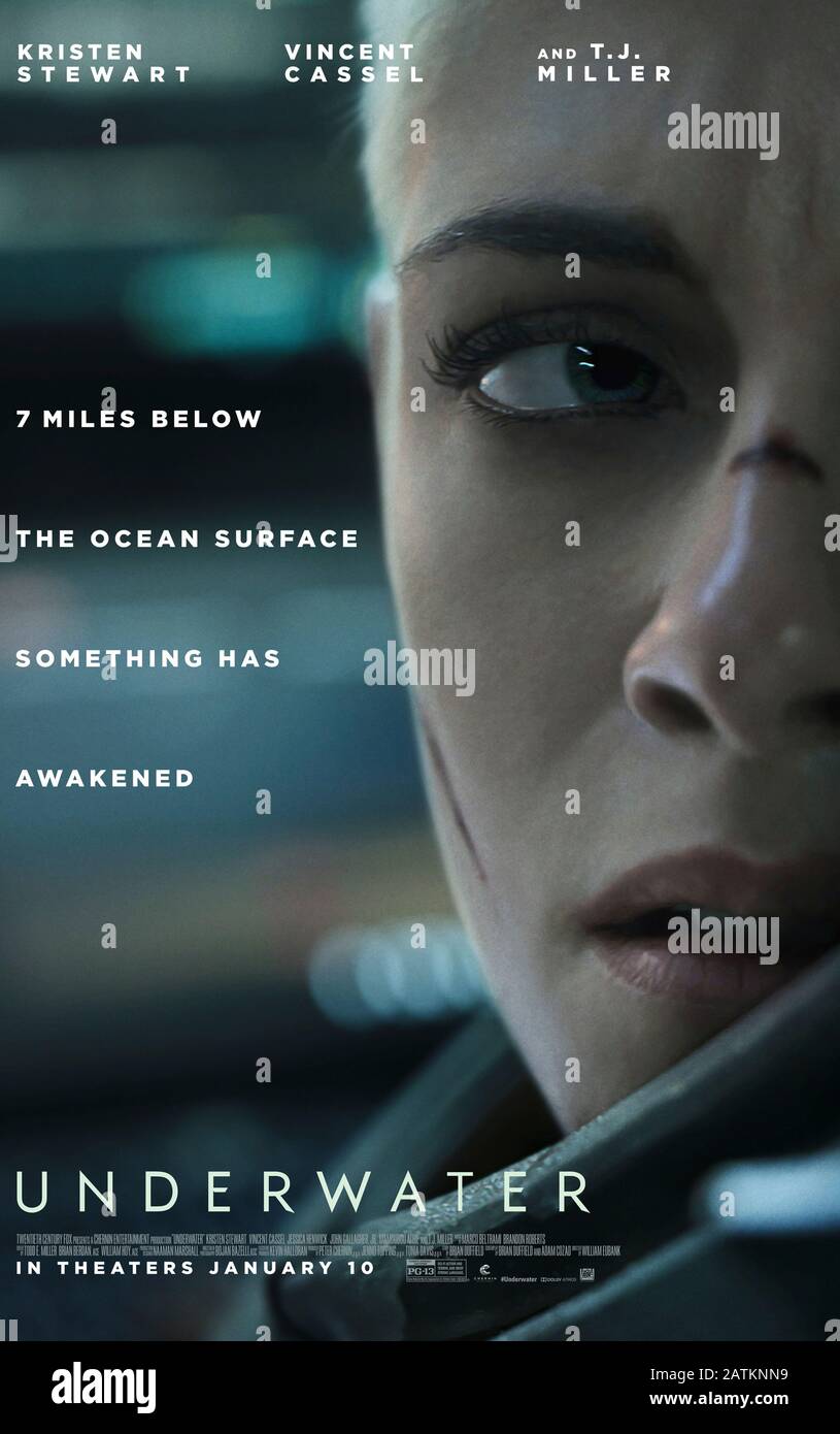 Unterwasser (2020) unter der Regie von William Eubank und mit Kristen Stewart, Vincent Cassel, Jessica Henwick und T.J. Miller. Wasserforscher, die den Mariana-Trench erkunden, stecken von einem Erdbeben fest und treffen auf eine Gruppe von Kreaturen... Stockfoto