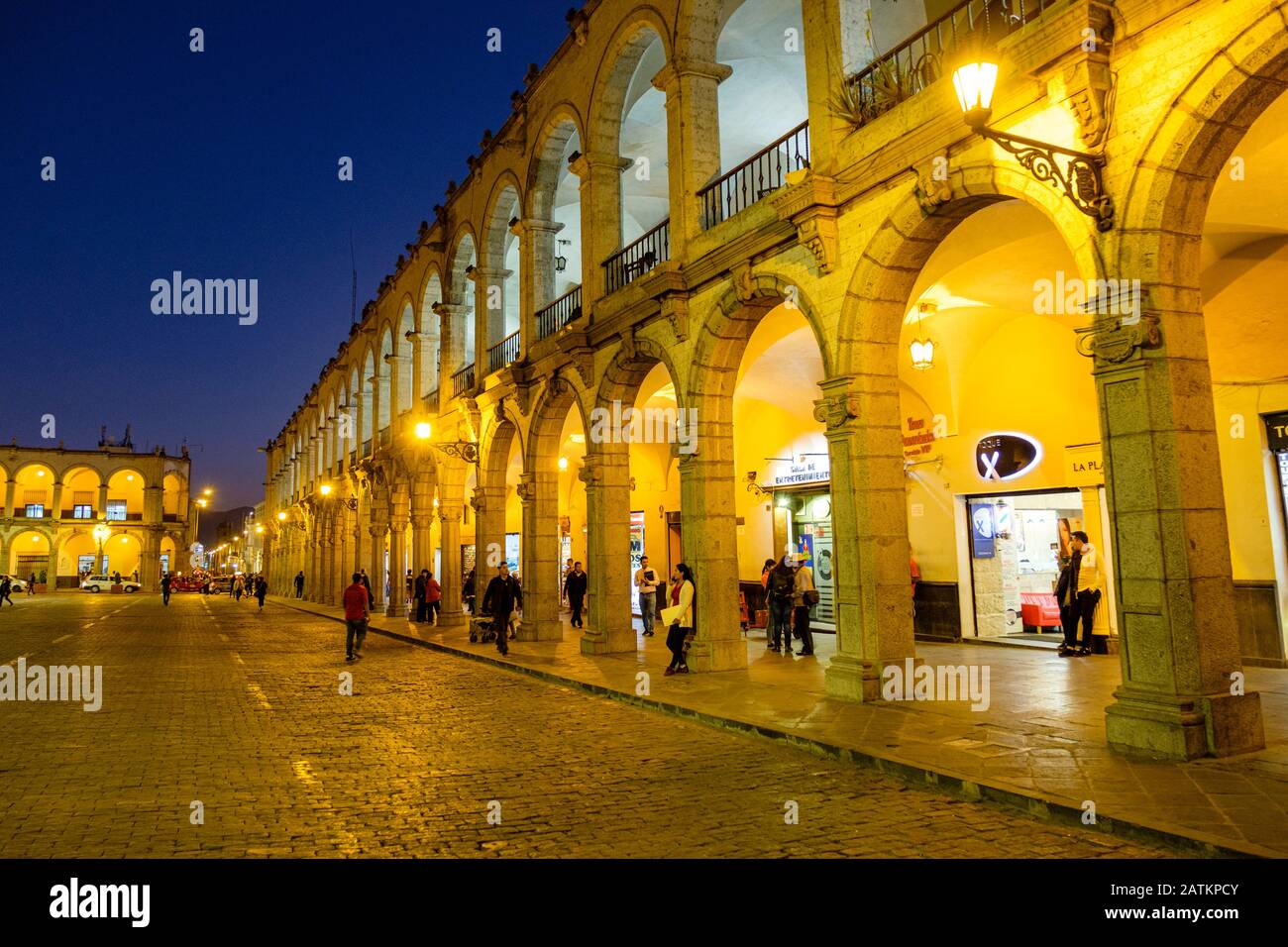 Abend-Szene, Arequipa Plaza de Armas colonnade, Bögen und Säulen in der Nacht, Arequipa, Peru Stockfoto