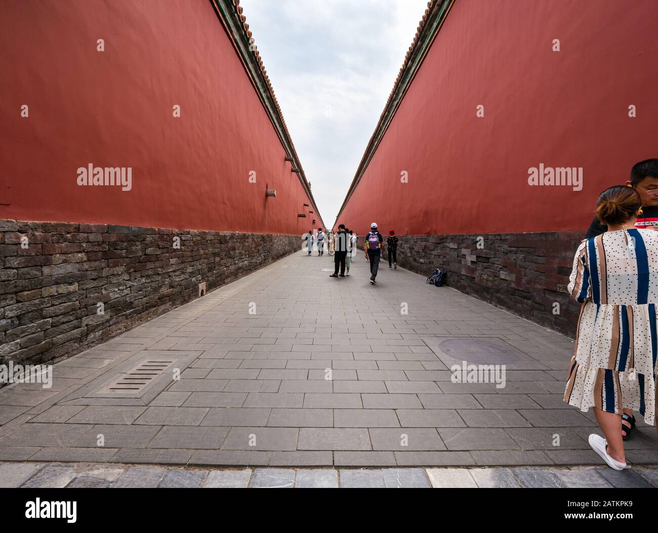 Lange Gasse, die den Gehweg zwischen hohen Wänden Von Gerichten teilt, Verbotene Stadt, Peking, China, Asien Stockfoto