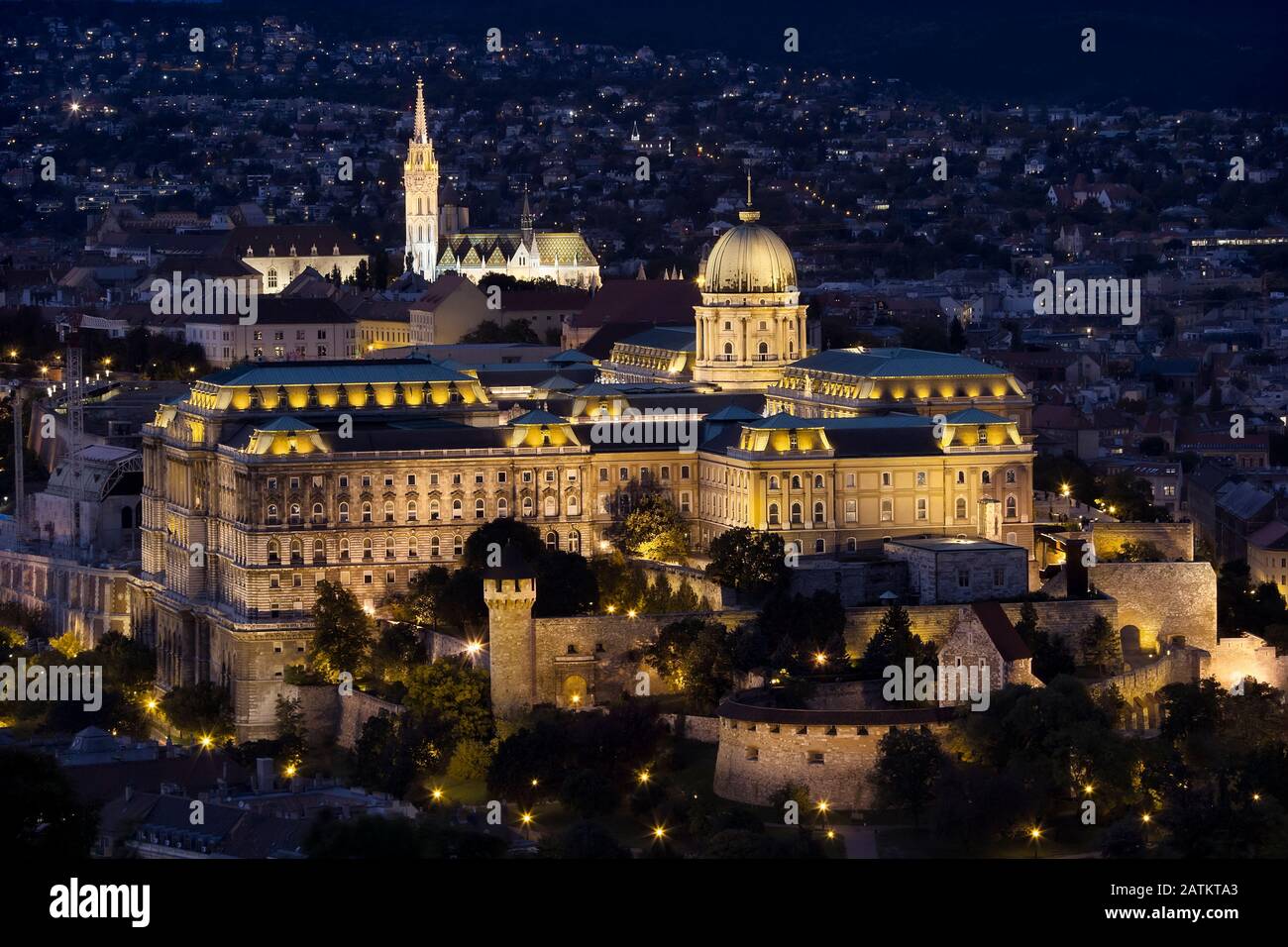 Ein Nachtblick auf den Königspalast der Buda-Burg auf der südlichen Spitze des Burghügels auf der Buda-Seite von Budapest, Ungarn. UNESCO-Weltkulturerbe. Stockfoto