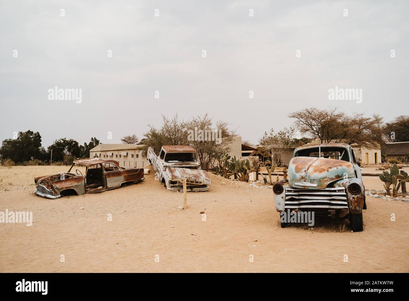 Old Timer-Autowracks in eine Wüstenlandschaft in Solitaire, Namibia Stockfoto