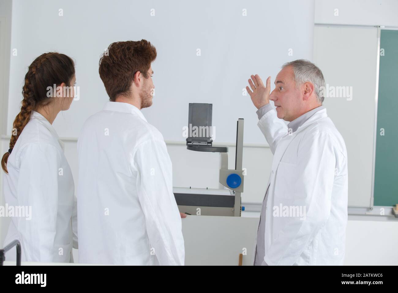 Reifer männlicher Professor vor Studenten im Klassenzimmer Stockfoto
