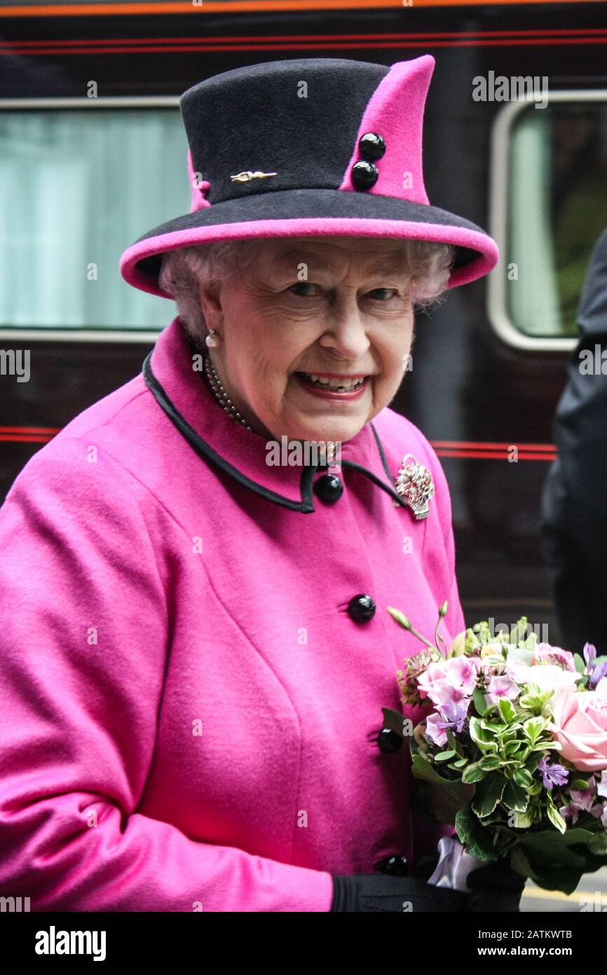 Queen elizabeth ii crown royalty Fotos und Bildmaterial in hoher