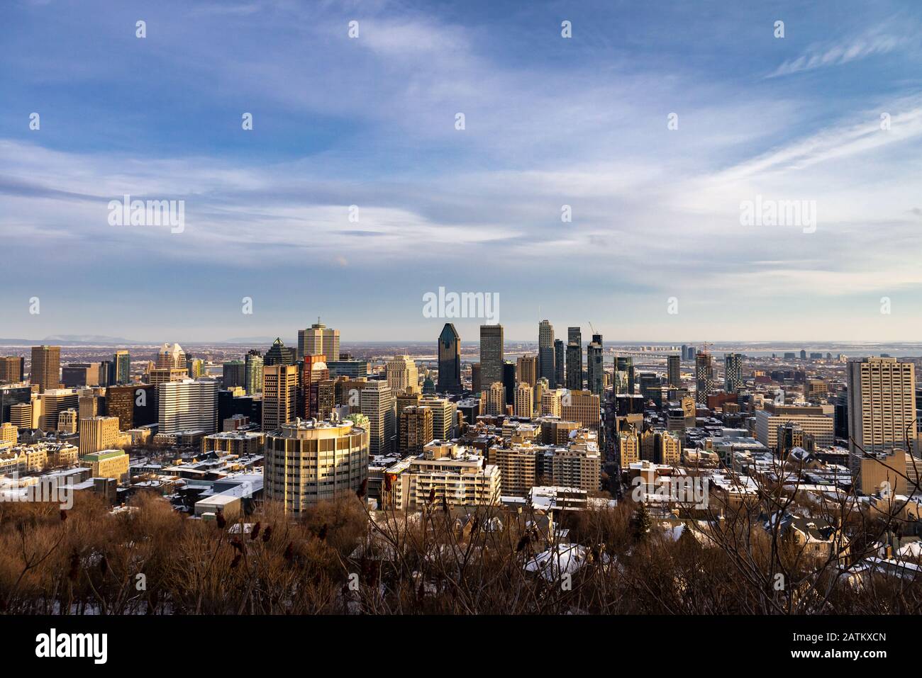 Blick auf die Skyline von Montreal vom königlichen Park auf einen schönen blauen Himmel und Wolken am Wintertag Stockfoto