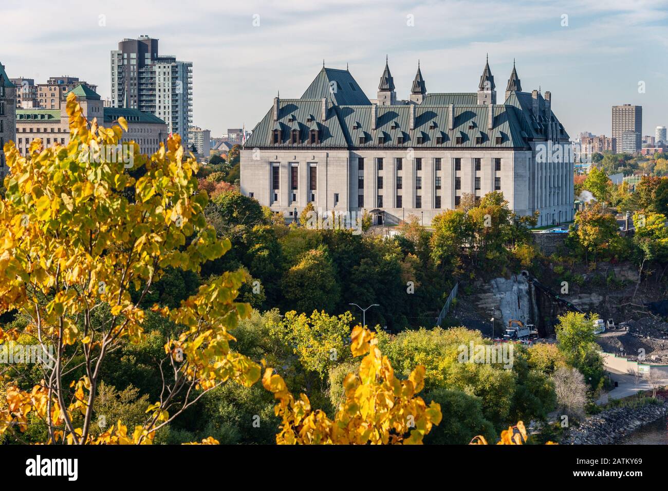 Ottawa, CA - 9. Oktober 2019: Seitenansicht der Oberste Gerichtshof von Kanada im Herbst Stockfoto