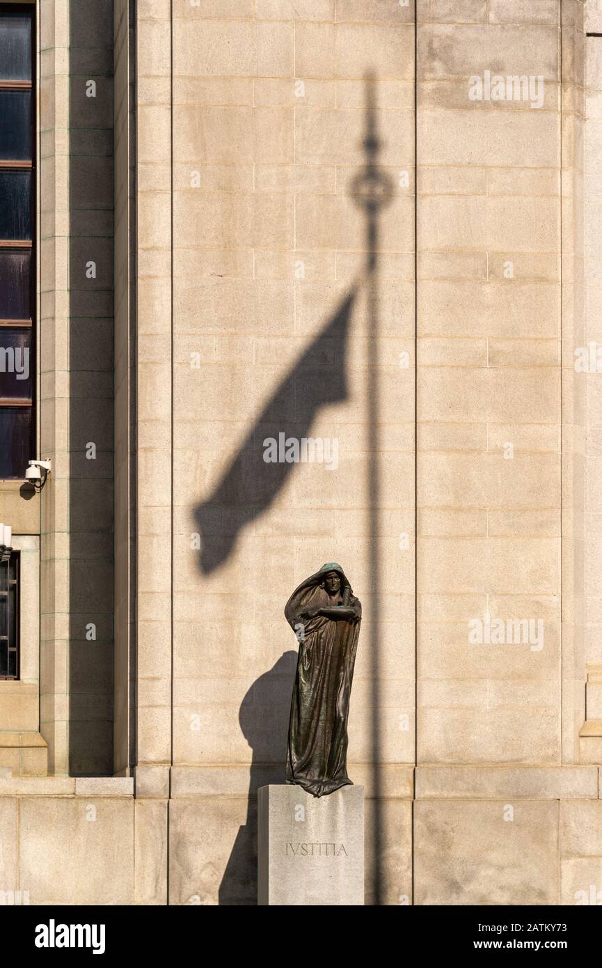 Ottawa, CA - 9. Oktober 2019: Statue Ivstitia (Gerechtigkeit) vor der Oberste Gerichtshof von Kanada Stockfoto
