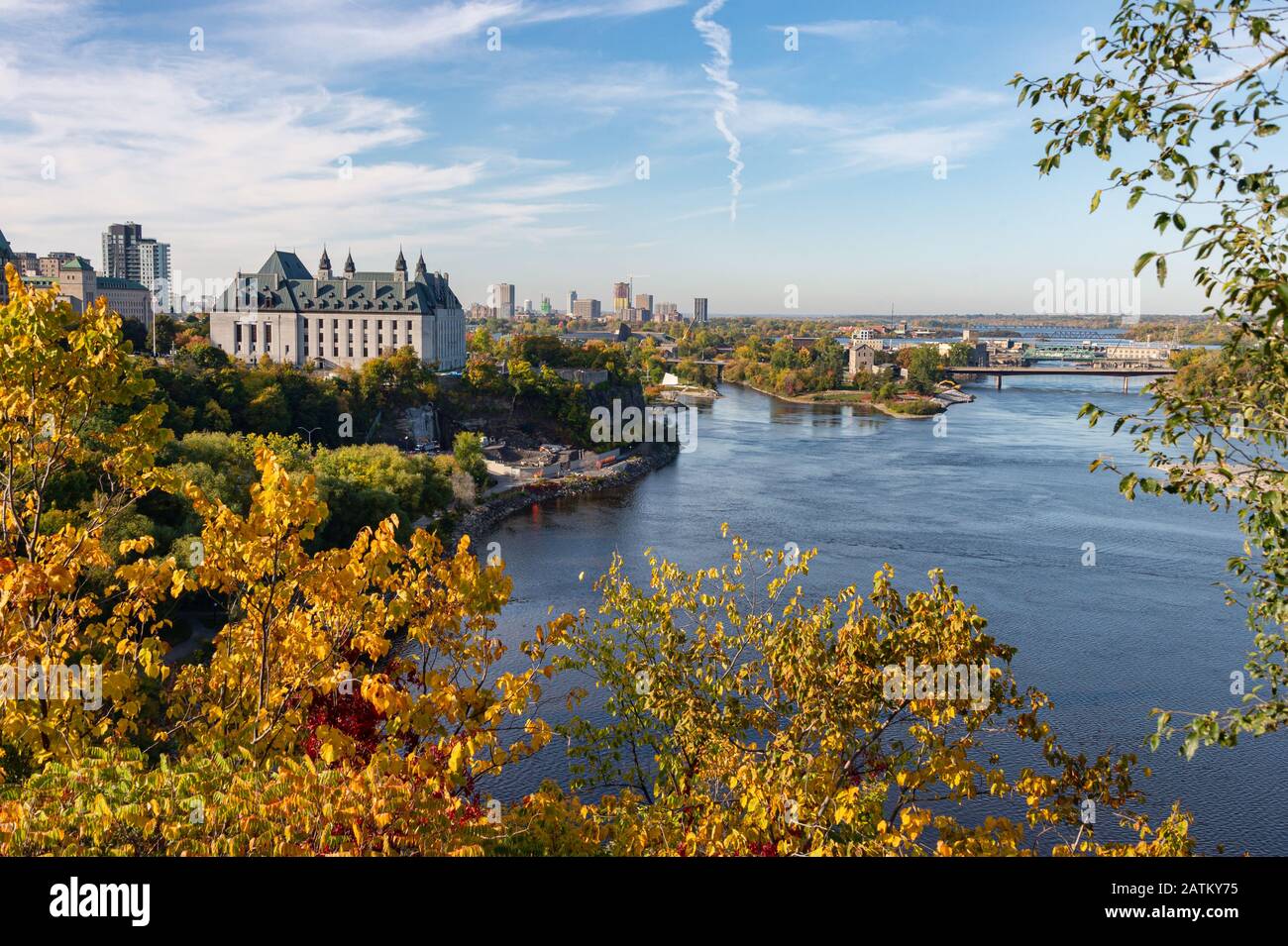 Ottawa, CA - 9. Oktober 2019: Allgemeine Ansicht des Ottawa River & Oberster Gerichtshof von Kanada in den Herbst Stockfoto