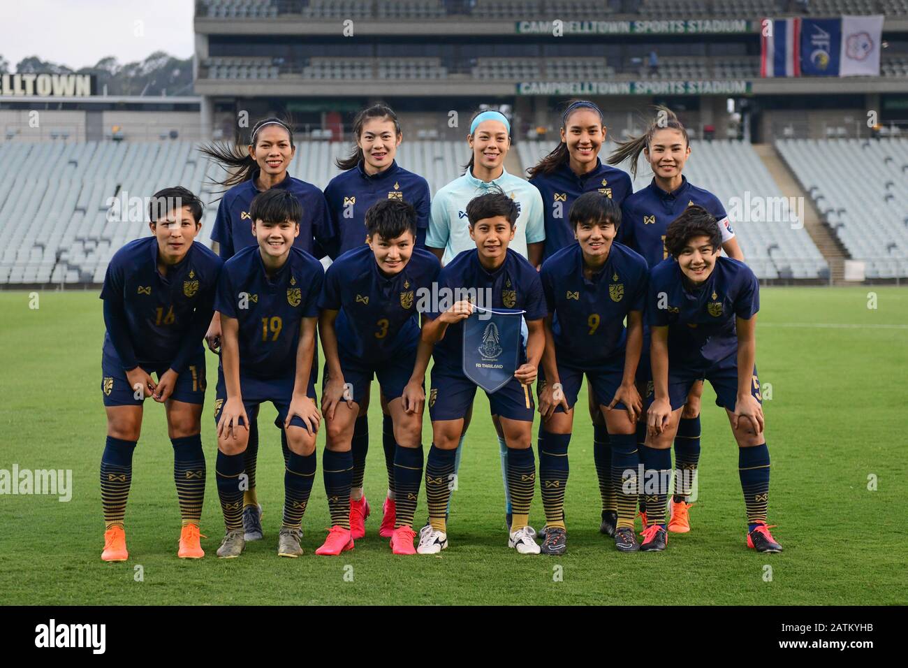 Thailand Frauen Fußball-Team posieren für ein Foto vor dem AFC Frauen Olympic Qualifying Tournament Match 2020 zwischen Thailand und Chinese Taipeh im Campbelltown Sports Stadium in Leumeah.(Endstand; Thailand 0:1 Chinese Taipei) Stockfoto