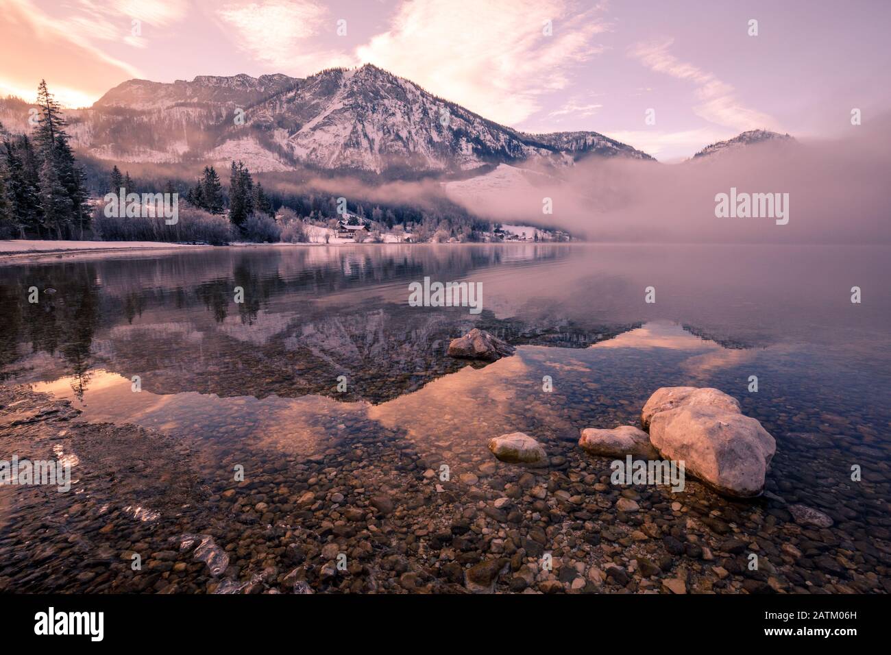 Alpine Grundlsee mit fantastischen Reflexion auf der Wasseroberfläche im Winter Stockfoto