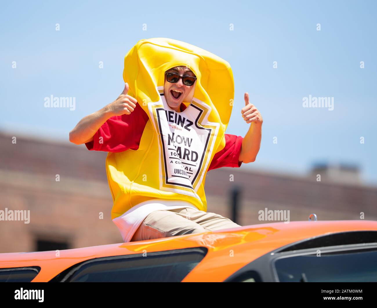 Chicago, Illinois, USA - 8. August 2019: Die Bud Billiken Parade, Man kleidet sich als Senfflasche und wirbt für Heinz bei der Parade Stockfoto