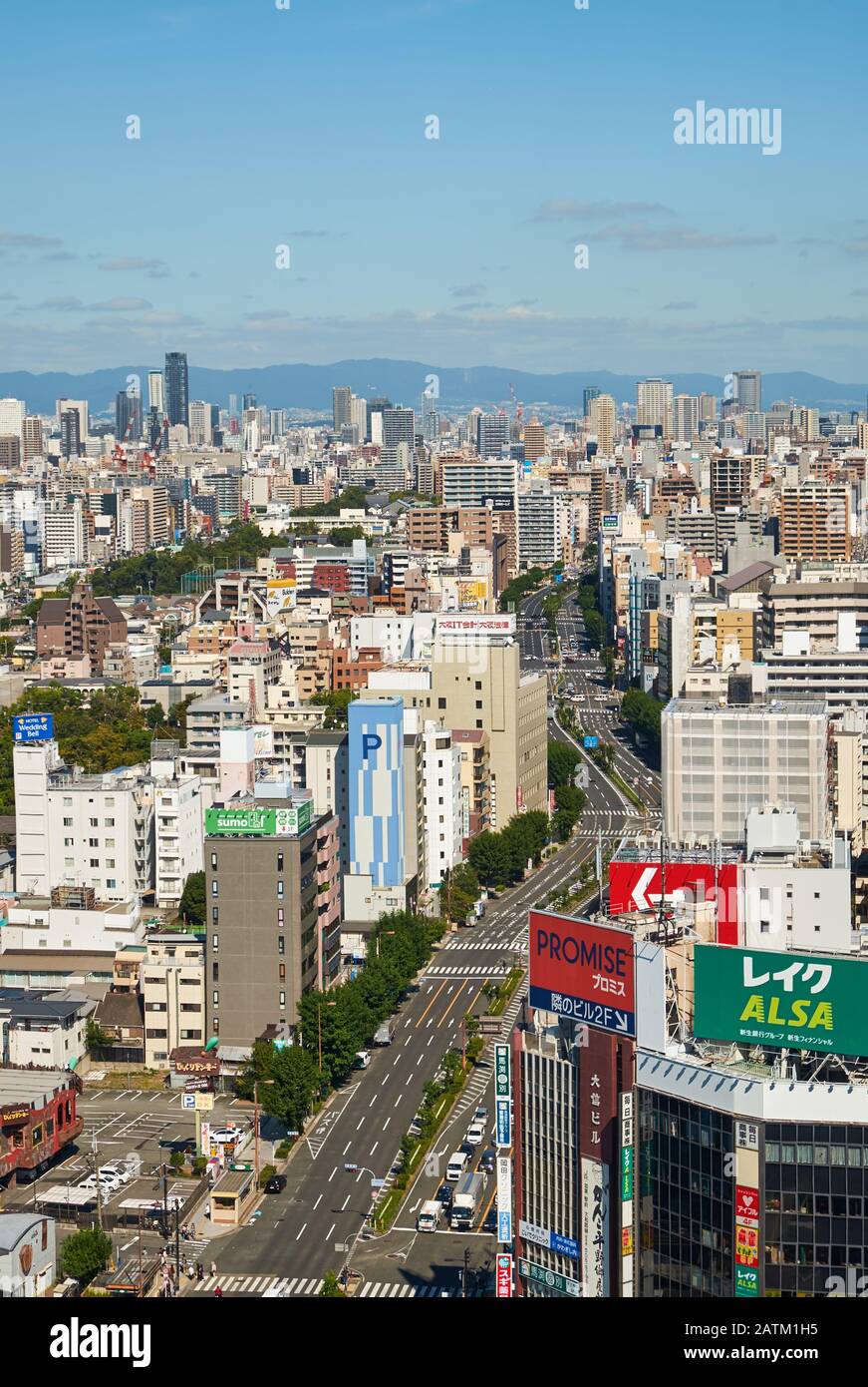 Osaka, JAPAN - 16. OKTOBER 2019: Blick auf die Osaka Izumi Sennan Route in der Nähe des Bahnhofs Kintetsu Osaka Abenobashi von der Gartenterrasse von Abeno Stockfoto