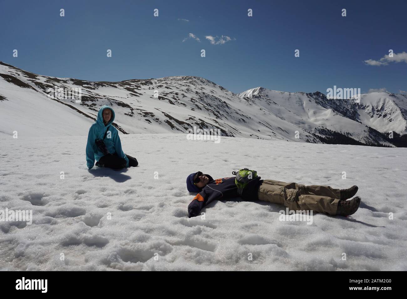 Kinder im Schnee auf dem Mt Sniktau, Colorado Stockfoto