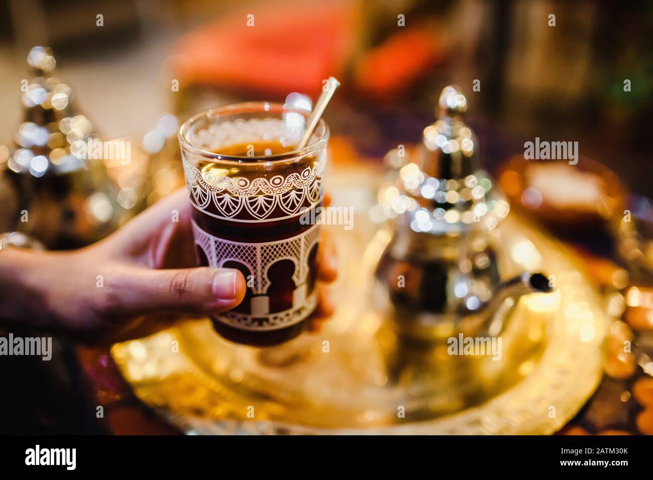 Traditionelle arabische Teetasse, arabische Menschen trinken Tee in Ramadan Stockfoto