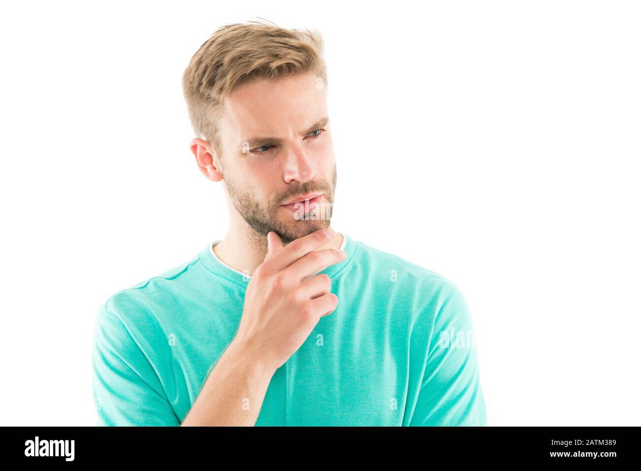 Gesichtsbehaarung ist wieder modischer geworden. Ein ernsthafter Mann berührt den Bart. Gutaussehender Typ mit stilvoller Bartform. Bartpflege. barbier. Barbershop. Friseursalon, Kopierbereich. Stockfoto