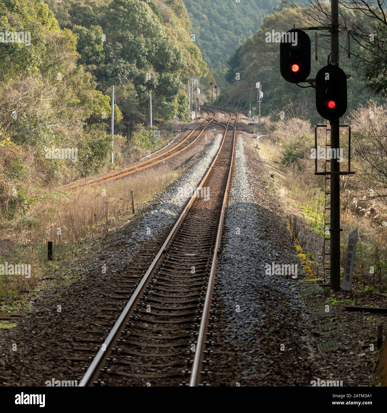 Bahngleise Und Signale Die Von Einer Shikoku Railway Company JR bahngleise-und-signale-die-von-einer-shikoku-railway-company-jr