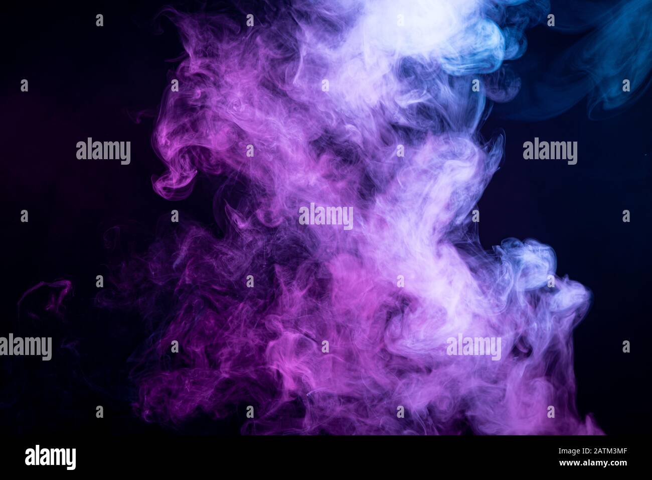 Flauschige Puppen Rosa Und Blauer Rauch Und Nebel In Form Eines Schadels Monsters Drachens Auf Schwarzem Hintergrund Fantasy Druck Fur Kleidung T Shirts Sweatsh Stockfotografie Alamy