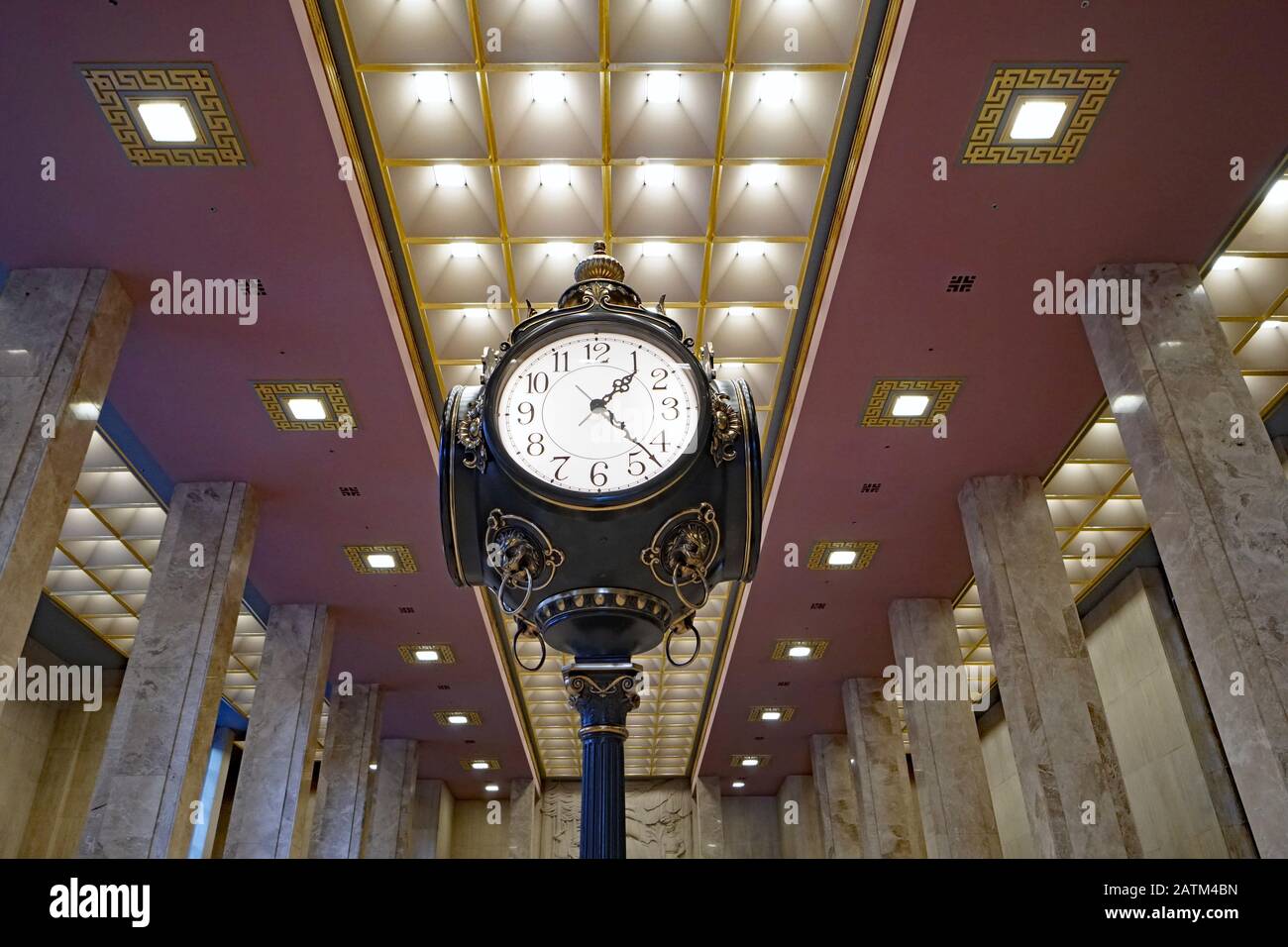 Toronto - FEBRUAR 2020: Große verzierte Uhr in der Bankhalle im Art-Deco-Stil, Hauptsitz der Scotiabank. Stockfoto