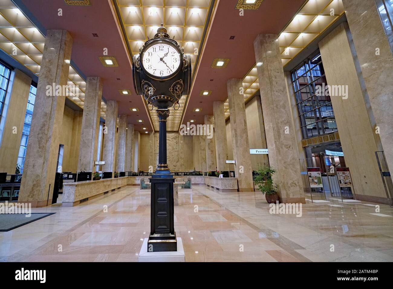 Toronto - FEBRUAR 2020: Große verzierte Uhr in der Bankhalle im Art-Deco-Stil, Hauptsitz der Scotiabank. Stockfoto