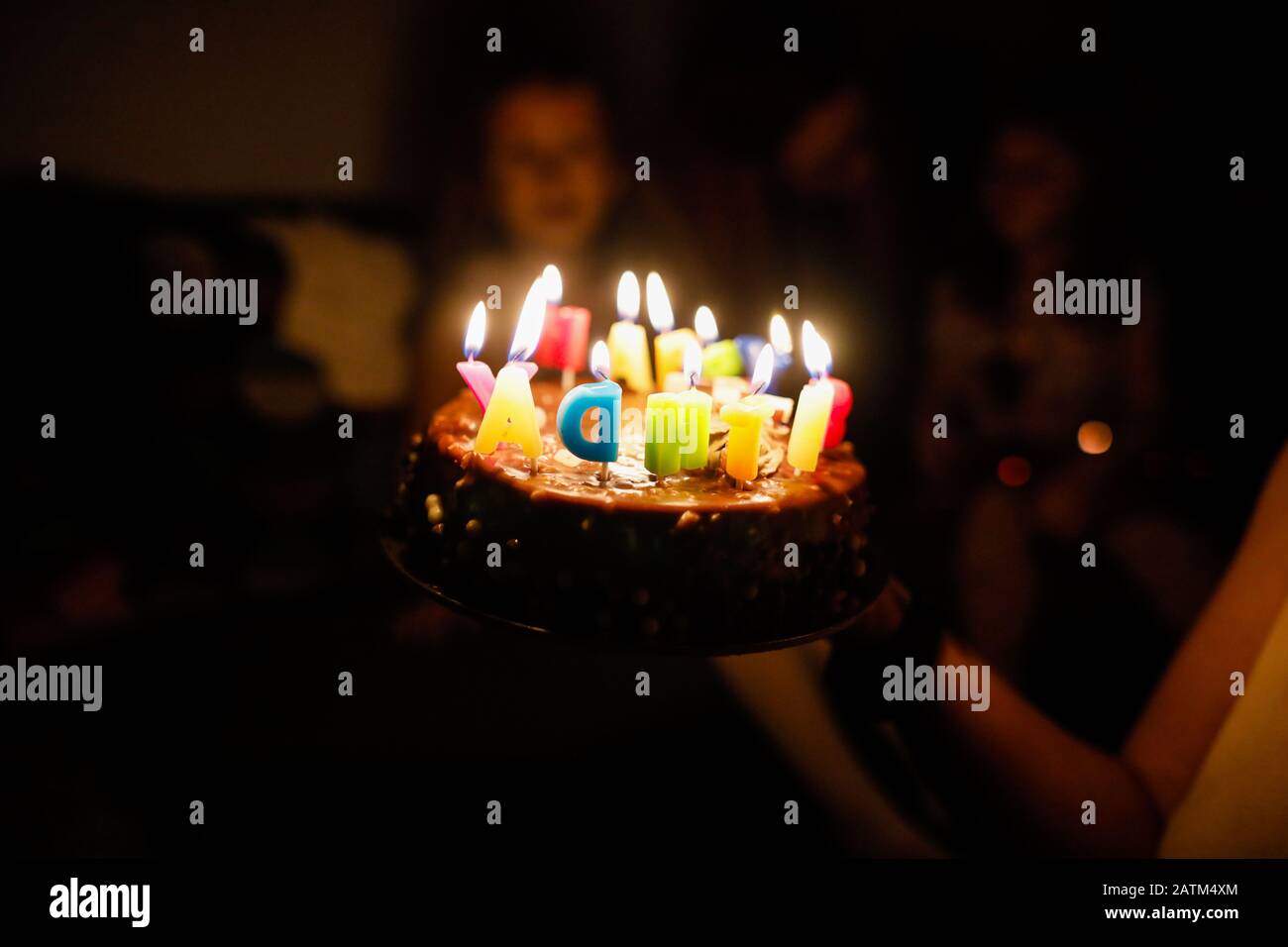 Flaches Schärfentiefe (selektiver Fokus) Bild mit Details eines Geburtstagskuchen für ein Kind mit der Fröhlichen Geburtstagsnachricht aus Kerzen. Stockfoto
