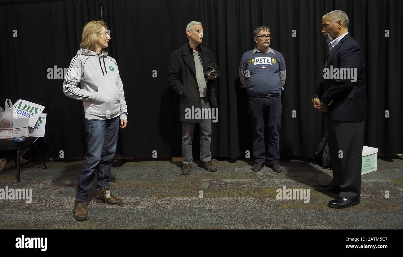 Fairfield, Iowa, USA. Februar 2020. Der Wahlbeamte Paul Gandy (rechts) bespricht Kaucus-Einsätze mit Wahlhelfern. Credit: Sue Dorfman/ZUMA Wire/Alamy Live News Stockfoto